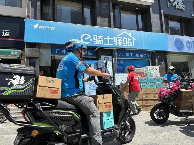 2400瓶解暑饮品直送武汉街头！神农溪携手“最美骑士”为高温守护者送清凉